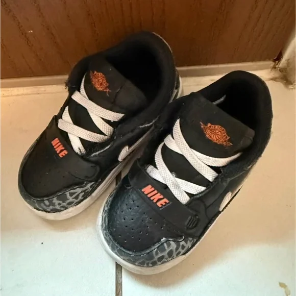 Nike Jordan Toddler Black & White Sneaker with Orange Accents size 6c - Picture 2 of 5